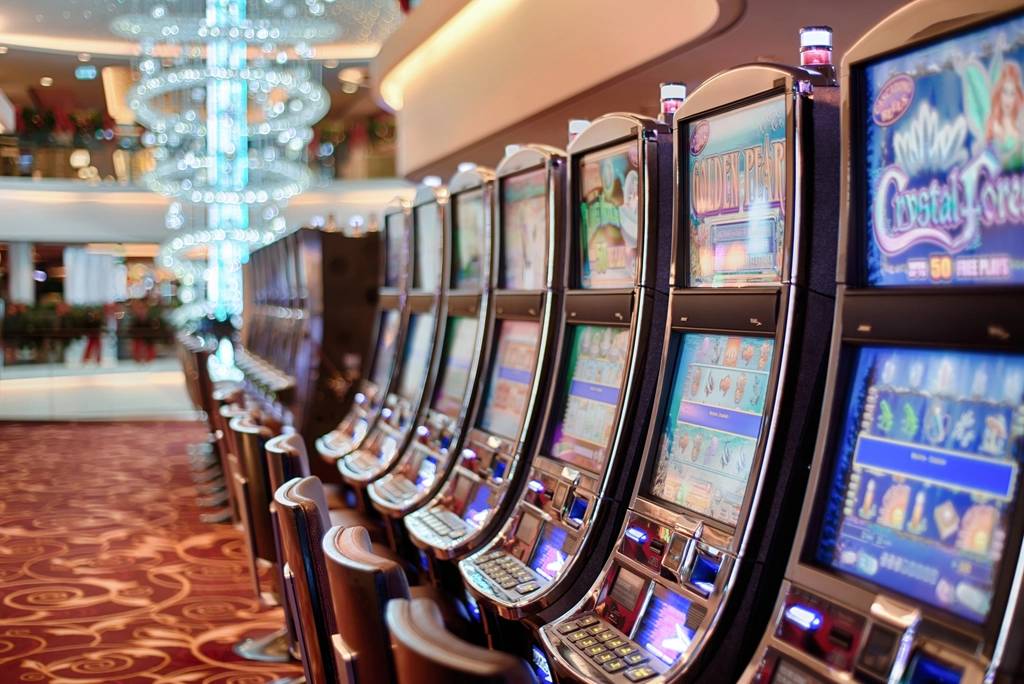 Barisan mesin slot di lantai kasino