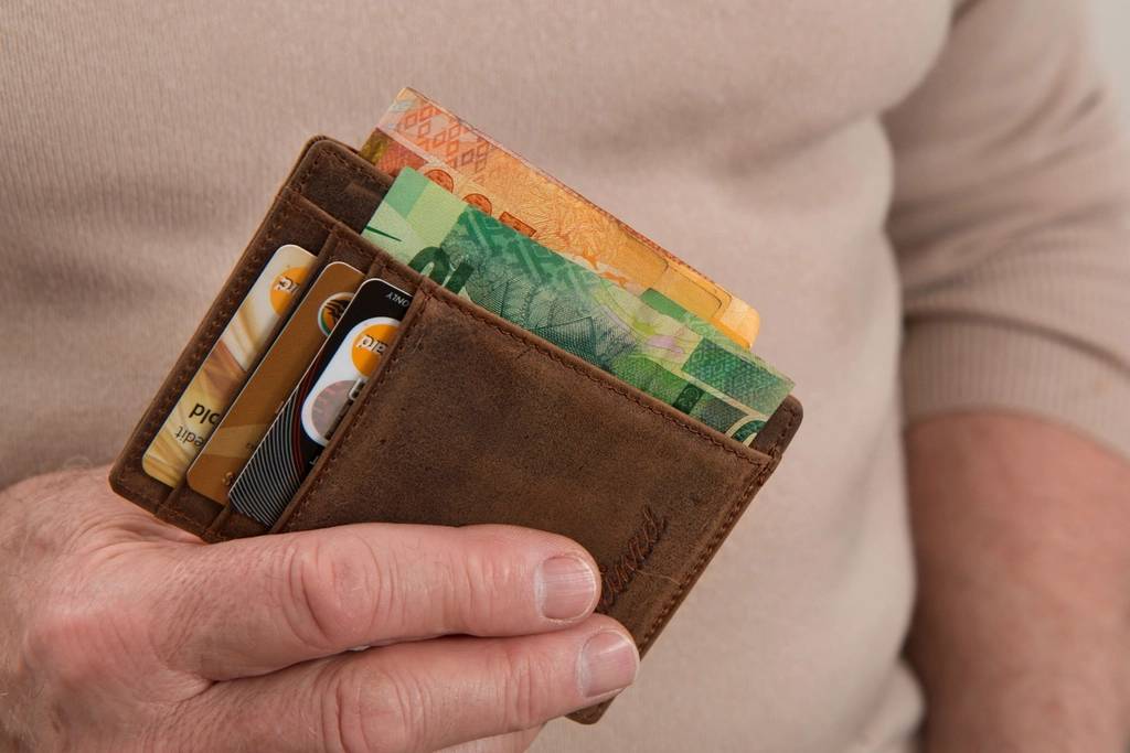 Dompet berisi uang tunai sebagai ilustrasi program cashback mingguan